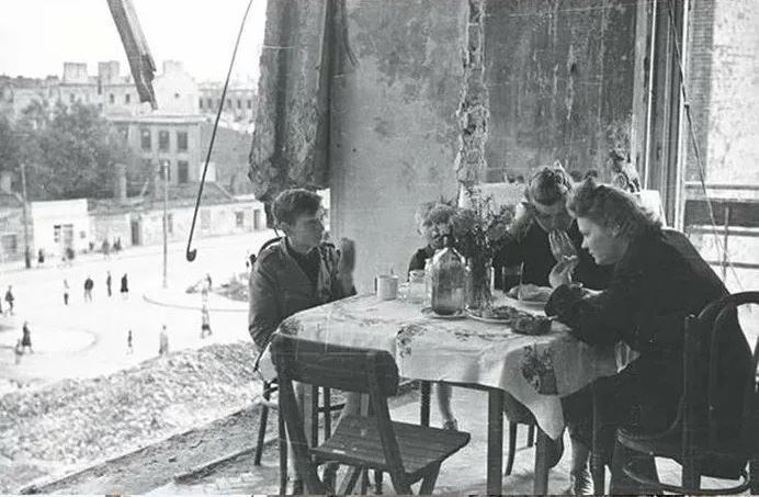 Po�sk� rodinka ve�eria vo svojom dome...